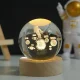 Декоративні 3D нічник Літаючий Астронавт в кришталевій кулі з led підсвічуванням на дерев'яний каркас
